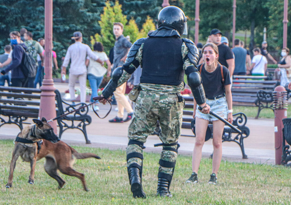 «Спасу тебя в любой ситуации, и на омоновца кинусь». Пообщались с самой известной протестной парой Молодечно