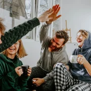 Пяцёрка настольных гульняў па-беларуску для кампаніі на Новы год